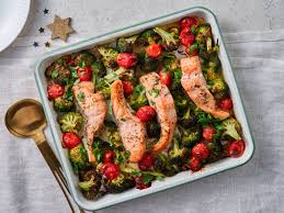 Traybake met zalm, courgette en gepofte tomaatjes